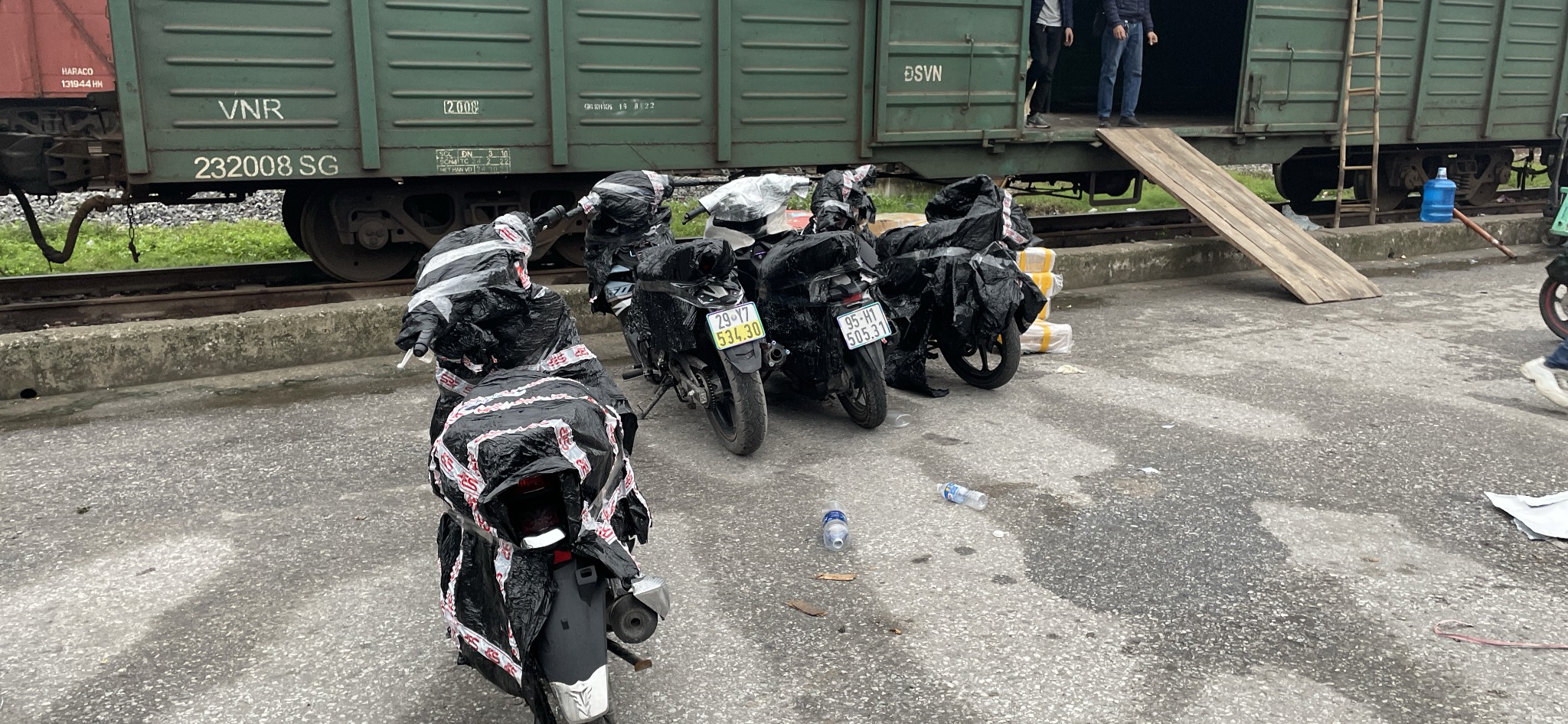 Gửi xe máy bằng tàu hỏa đường sắt  Hà Nội Sài Gòn